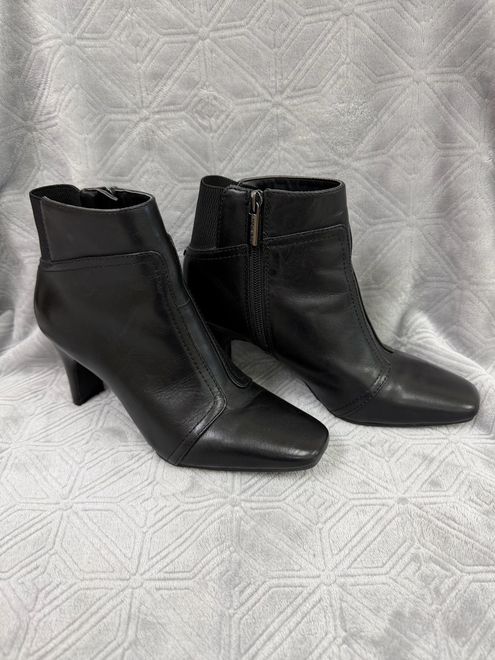 BandLino Leather Ankle Booties with Side Zip